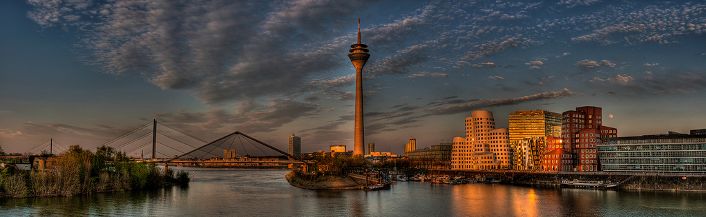 Medienhafen DÃ¼sseldorf zur Blauen Stunde
