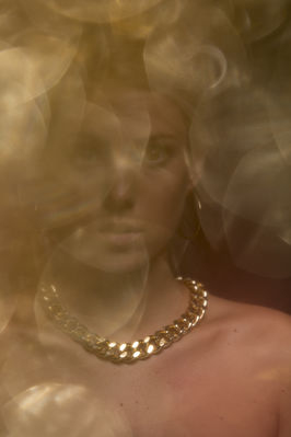 Ingrid Dierdorf - Model mit Reflektionen
